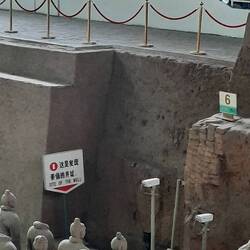 Im Jahr 1974 entdeckte ein Bauer die Armee an dieser Stelle, auf der Suche nach Wasser