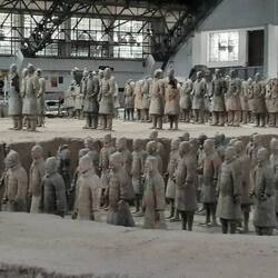 Zum Zeitpunkt der Ausgrabung waren alle diese Figuren auch noch bemalt...