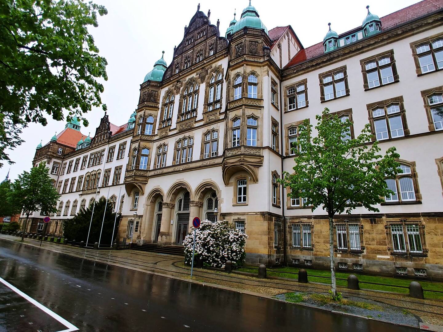 Von vorne. Ein Gerichtsgebäude
