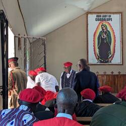 König Lubosi Imwiko II im schwarzen Gilet.