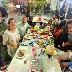 Bob und Familie. Links Martha (Retreatteilnemerin wie ich) aus England und auch zu Gast