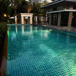 Nicht viel los im und um den Pool