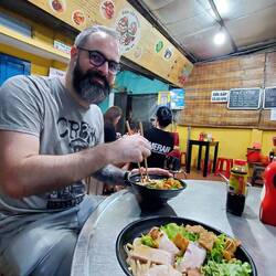 Cau Lau - spécialité locale : des pâtes plus épaisses, du porc, des croutons et de la salade.