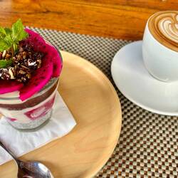 Chia Reispudding mit Erdbeere und Drachenfrucht