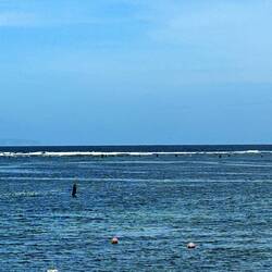 ich dachte erst es wären Surfer, aber es sind Fischer die im Wasser stehen