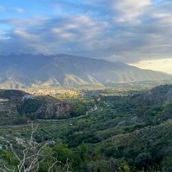 ..die darunterliegenden Dörfer und sieht sich teilweise das Mittelmeer.