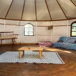 ..dürfen sie hier wohnen und werden zudem von der Besitzerin versorgt und bekocht.