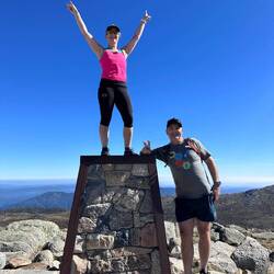 Am Gipfel des Mount Kosciuszko auf 2228 m