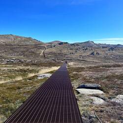 Irgendwie erschreckend, wie dieses Stahlkonstrukt mitten in die Landschaft gepresst wurde