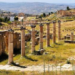 Arco di Augusto, tempio di Zeus e colonne ovunque