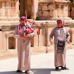 Scozia? Arabia? Antica Grecia? Chissà..