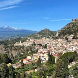 im Hintergrund der Ätna