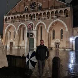 Devant la basilique Saint-Antoine en Italie 🇮🇹...