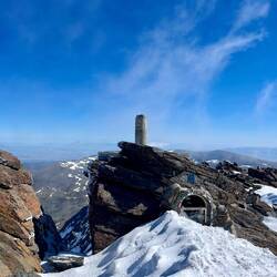Am Gipfel findet sich dieses schöne Ding 🤨