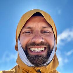 T-Shirt, Longsleeve, Hemd, Regenjacke, Mütze, Schlauchtuch - und fertig ist..