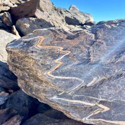 Weiter oben legt sich etwa der Wind, sodass es etwas wärmer wird.