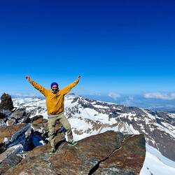 Das tut der Freude aber keinen Abbruch - geschafft!! (im Hintergrunde der Pico de Veleta)