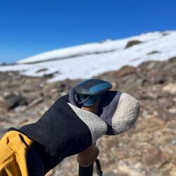 Meine wasserdichten Socken werden zweckentfremdet und zu gut wärmenden Handschuhen befördert.