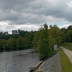 Vous ne trouvez pas qu'on dirait un faux château en carton ?