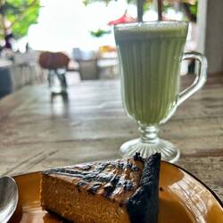 Pumpkin Caramel Cheescske und Green tea Latte