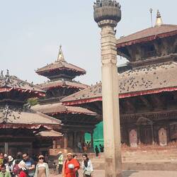 Pratap-Malla-Statue mit dem täglich davorstehenden Mönch