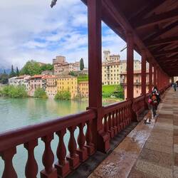 Vue à couper le souffle sur la rivière, la ville et ses maisons colorées & les Alpes