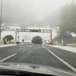bei +3° gerade noch keine Schneefahrbahn ... hoffentlich bleibt es dabei 😱😬