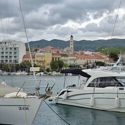 Blick vom Yachthafen auf Crikvenica