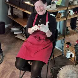 Ja so ein Handschuh muss über alle fünf "Daumen"