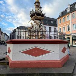Hübscher Petrusbrunnen auf dem Marktplatz von Trier