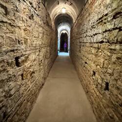 In den Kellergewölben und Botengängen unter den Thermen