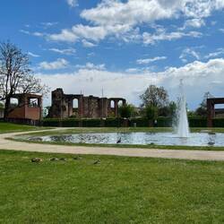 Blick vom Volkspark aus auf die Kaiserthermen