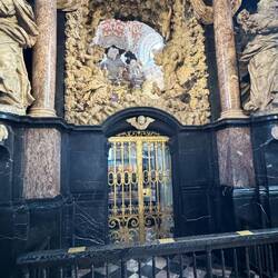 Hinter dem Tor liegt der historische Gebetsrock von 1500 in einer gläsernen Truhe