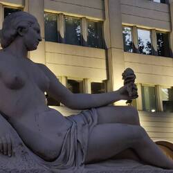 Sogar die Statuen tragen Rosen - woran es wohl liegt, dass ich es erst für ein Eis gehalten habe 🤔