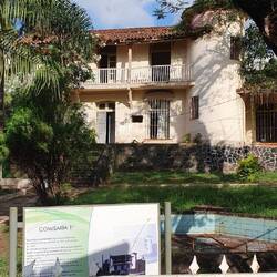 Klassisches Bild: früher einmal schöne Gebäude, die der Verwahrlosung überlassen wurden.