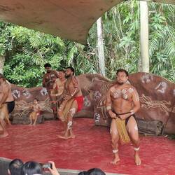 Tänze, die Fisch oder Schlangenfang darstellen...