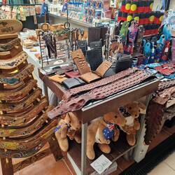 Souveniers wie Boomerang oder echte Krokodilleder