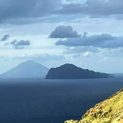 Stromboli im Hintergrund und Pareira im Vordergrund