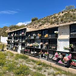 Am Ortseingang von Yegen sehe ich mir den Friedhof an.