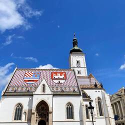 Die "Lego"kirche mit dem Stadt- und Landeswappen.