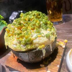 Eierkuchen mit Mais als Beilage zum Barbecue