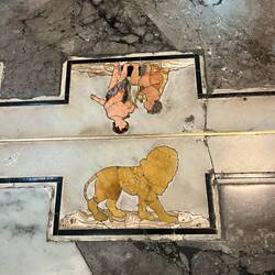 der Meridian der durch die Cathedrale läuft. Hier Tierkreiszeichen Löwe