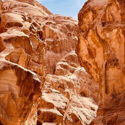 Una scaletta scavata nella roccia