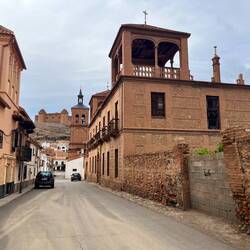 Die Kirche und weitere Gebäude im frühspanischen Renaissancestil erinnern an eine bedeutendere..