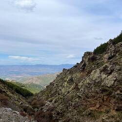 ..Sonnenenergieparks und im Hintergrund die Sierra de Baza.