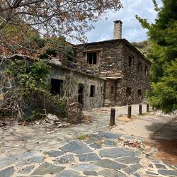 Als ich die Passstraße quere, finde ich dieses aufgelassene und verkümmerte Hotel.