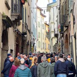 "Schritte hallen (...) in den menschenleeren Gassen" steht in unserem Reiseführer zu Bergamo 😆😆