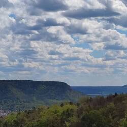 Hinten rechts die Leuchtenburg