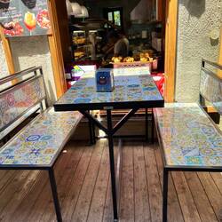 tolle Fliesen auf Tisch und Bänken