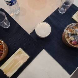 Pranzo a base di Poke con verdure locali.